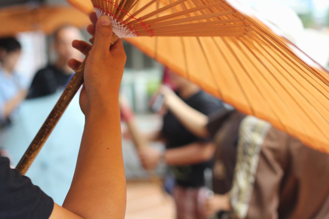 美濃小旅行中也將油紙傘傳統納入行程中。圖／游智維提供