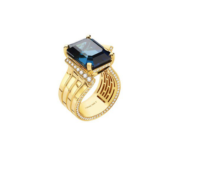 Perspective de Chaumet系列Ondulation 18K黃金戒指，鑲嵌1顆方形切割藍綠色indicolite碧璽約重11.75克拉、鑽石，約400萬元。圖／CHAUMET提供