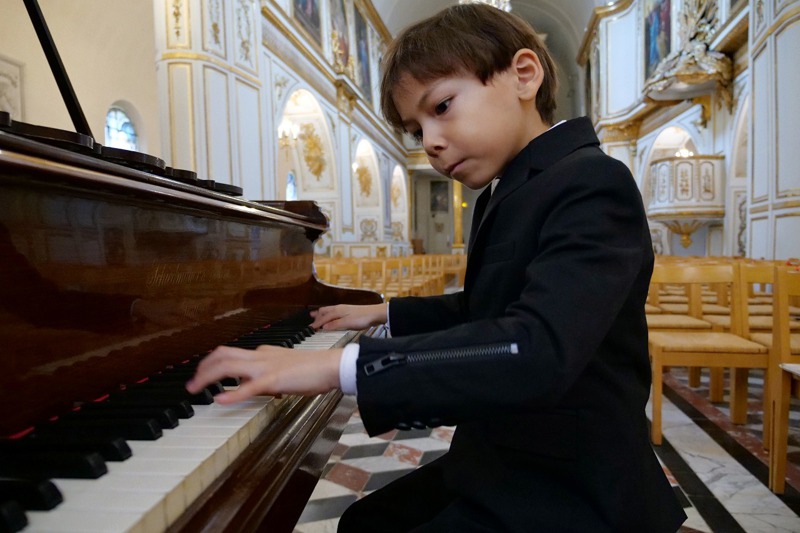鋼琴神童基安在法國布呂努瓦（Brunoy）的教堂內排練。路透