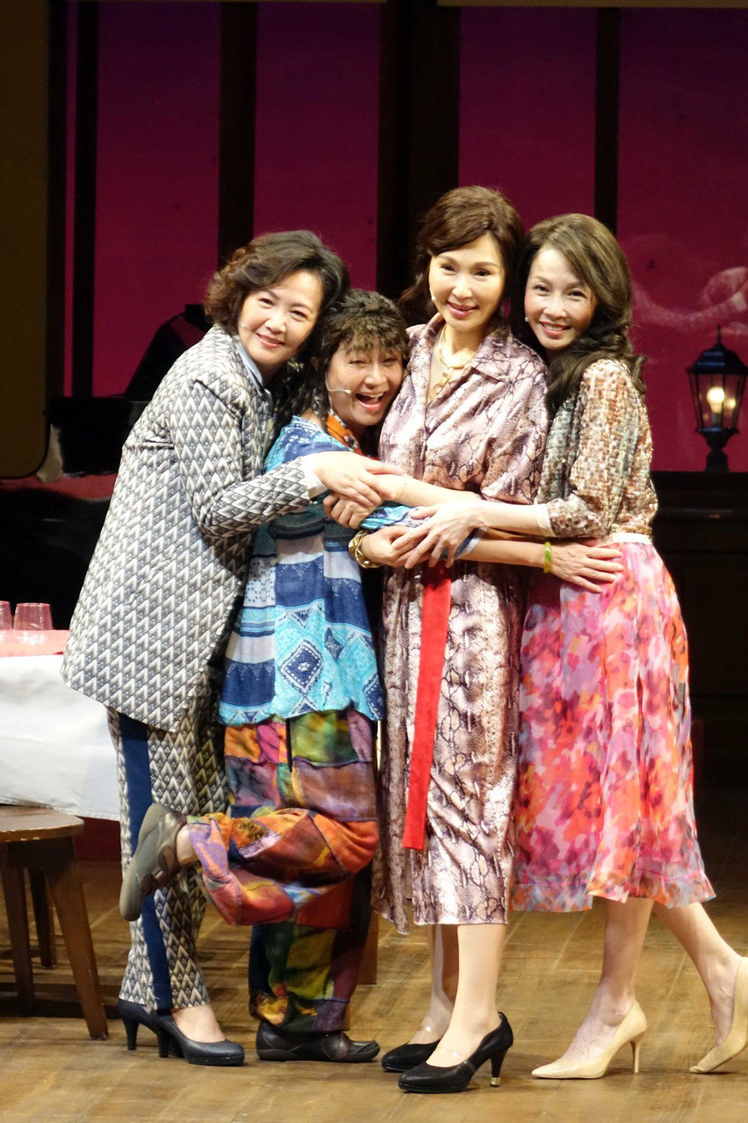 蕭艾（右起）、張玉嬿、楊麗音、王琄演出「同學會！同鞋～」。圖／全民大劇團提供