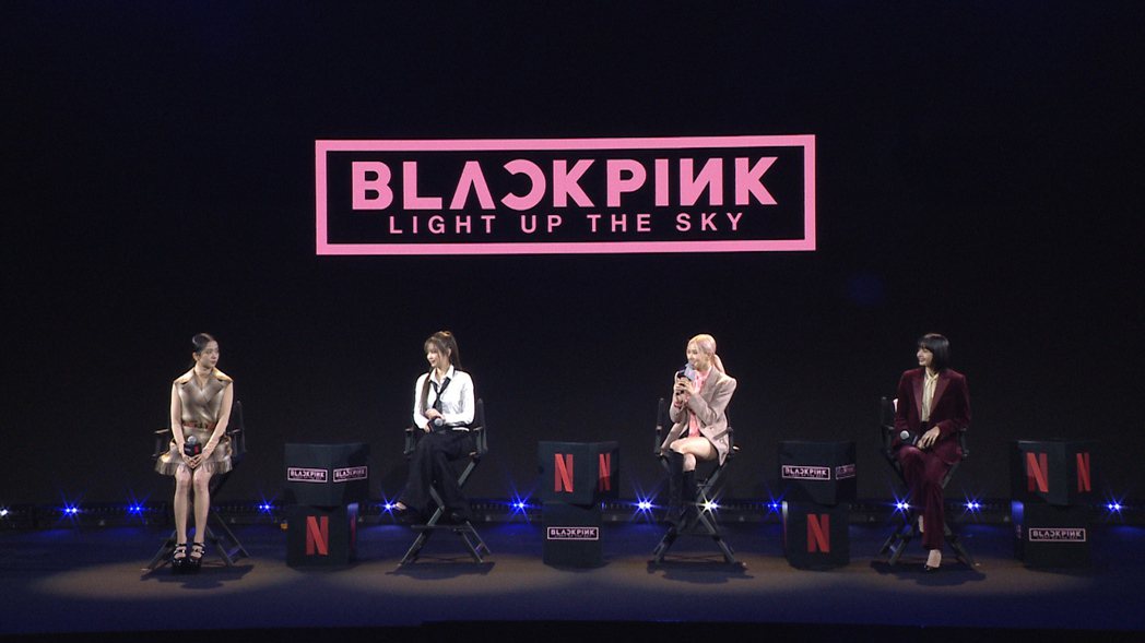 BLACKPINK昨出席記者會，與粉絲互動，JISOO（左起）、JENNIE、R...
