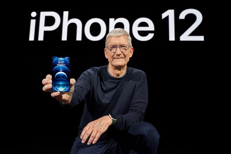 蘋果發表iPhone 12系列新機。庫克手持的款式為iPhone 12 Pro。歐新社