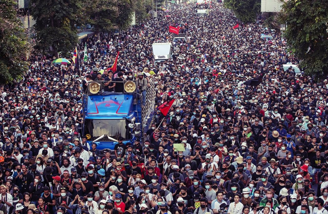 10月14日的集會，示威群眾重提了三大訴求：要求總理帕拉育下台、召開國會臨時會審...