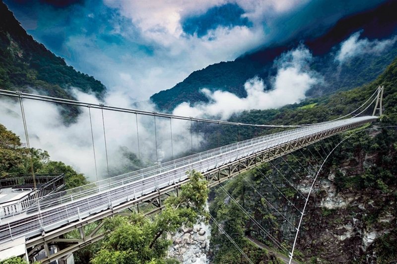 壯美的山月村吊橋，欲漫步其中者，須至太魯閣國家公園官網申請。 圖／太管處