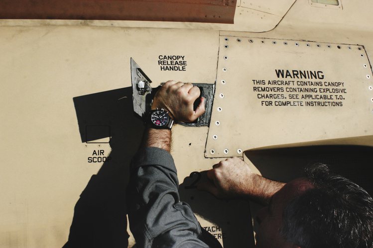 全新飛行員系列TOP GUN海軍空戰部隊計時腕表「SFTI」特別版，其靈感來自2...