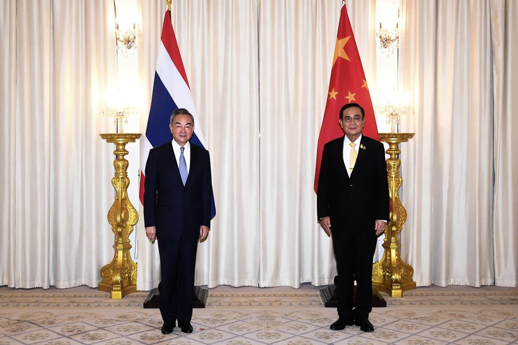 當曼谷湧入歷史性示威人潮的同時，泰國首相帕拉育正與中國外交部長王毅，雙邊正加速談...