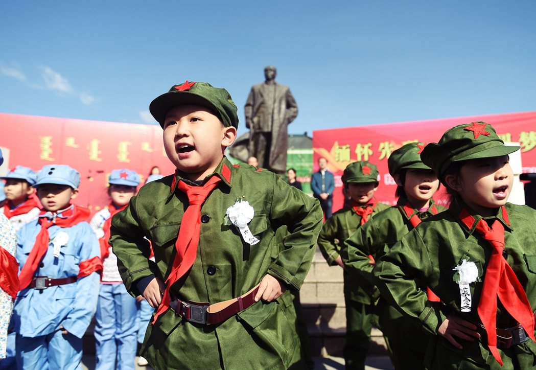 2016年，內蒙古小學生們在呼和浩特市烏蘭夫紀念館演唱革命歌曲。 圖／新華社