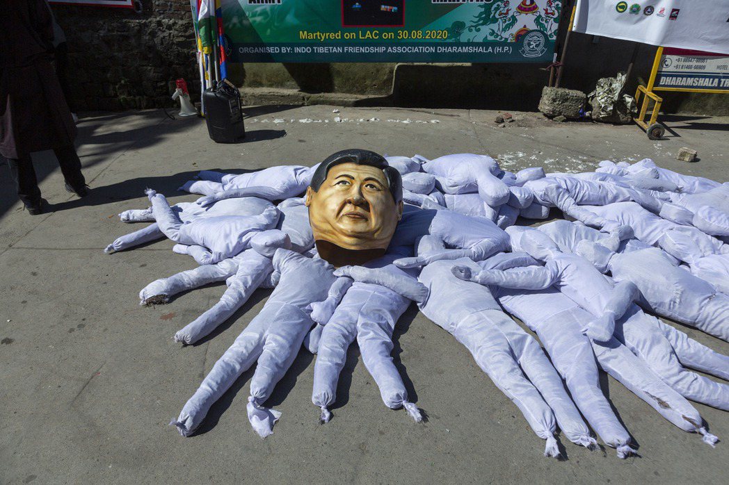 印度達蘭薩拉的藏族組織也於10月1日上街示威，呈現在中國被迫害的少數民族。 圖／美聯社