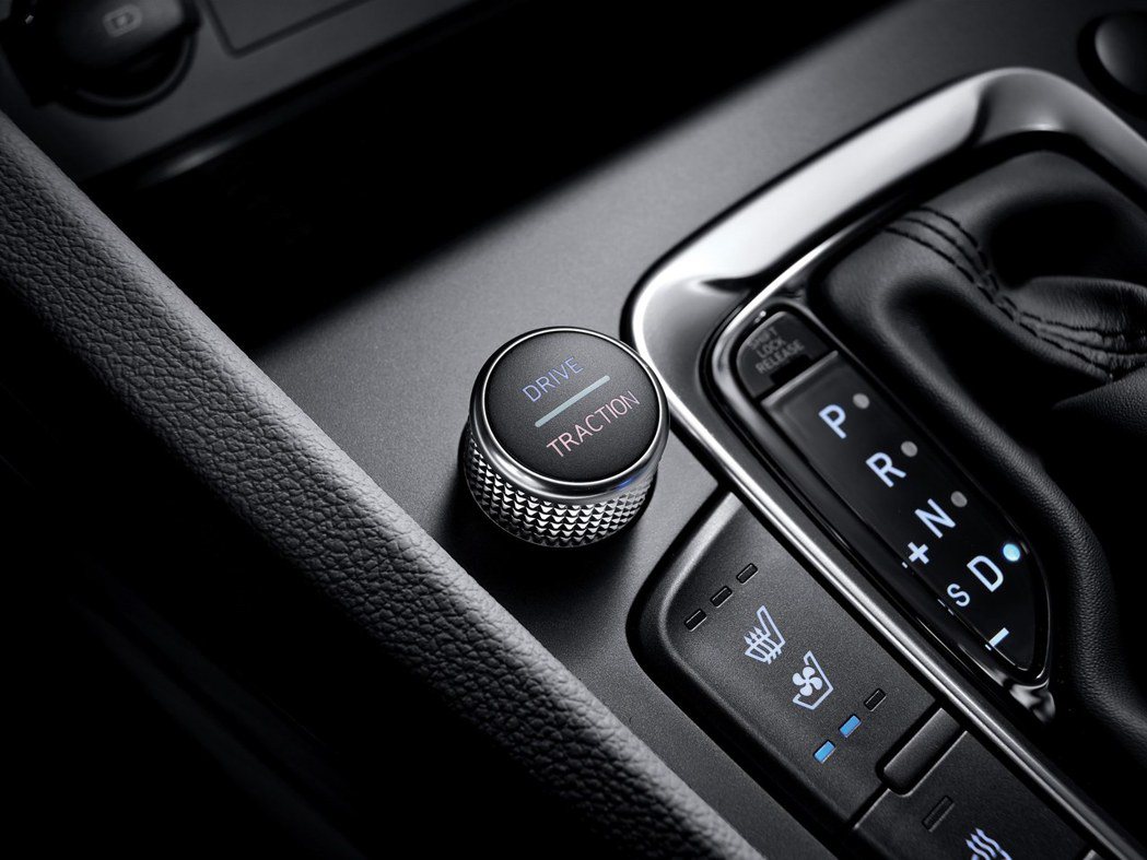 針對2WD前驅車型，小改款Hyundai Kona新增了進階多重駕馭模式旋鈕 (...