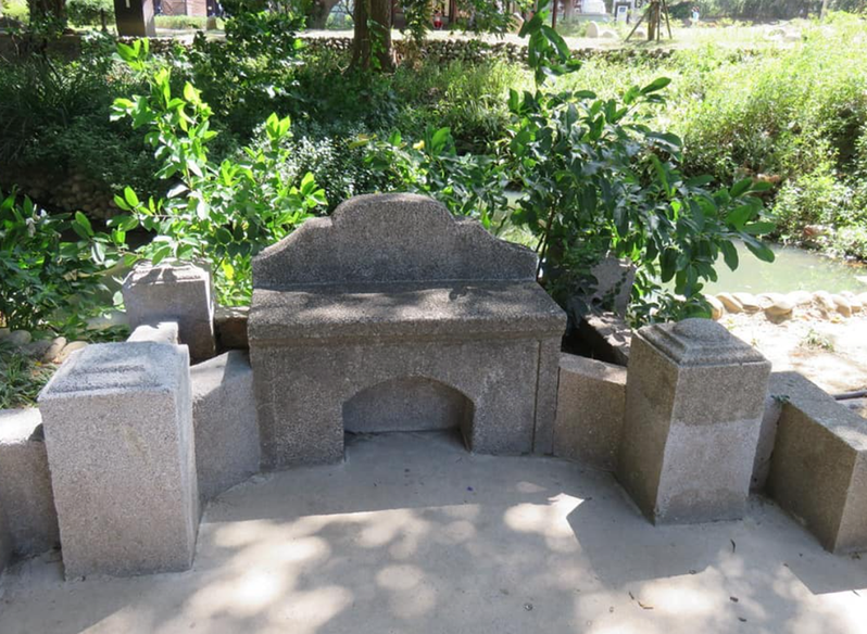 公園的石椅造型和墓碑極為相似。圖擷自facebook