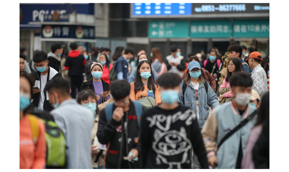 圖為大陸今年「十一」收假日貴陽火車站景象，部分旅客防疫已經鬆懈，並未將口罩戴好。中新社