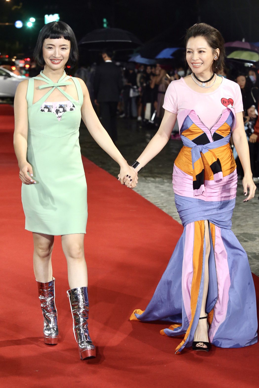 徐若瑄（右）、林依晨（左）出席台北時裝週時尚大秀。記者林俊良/攝影
