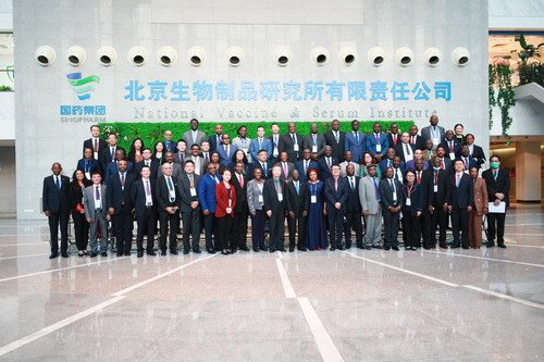 大陸外交部15日邀請51位非洲國家駐華使節和高級外交官，參觀位於北京的疫苗工廠。（取自大陸外交部網站）