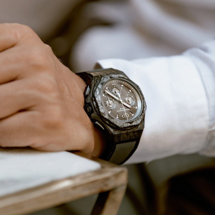 芝柏新款Absolute Crystal Rock腕表，沈默的黑色貫穿全只腕表，展現俐落都會氣氛。圖 / Girard Perregaux提供。