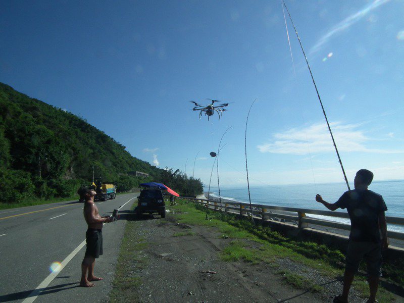 台東使用無人機，最常見是海釣放長線，釣客利用無人機勾載誘餌投入海中。記者尤聰光／攝影