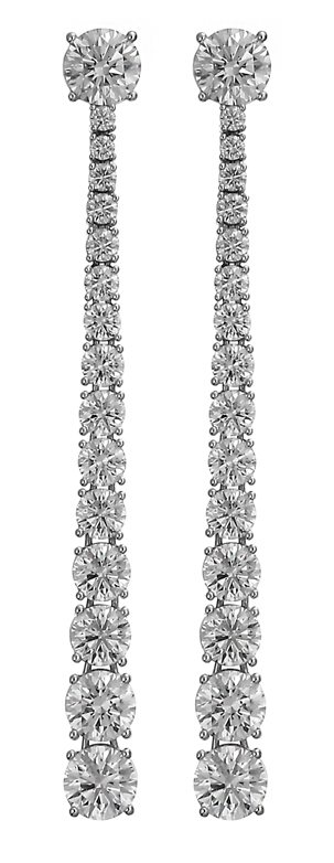 茱麗葉畢諾許配戴的蕭邦L’Heure du Diamant系列18K白金鑲嵌7.91克拉鑽石耳環，價格店洽。圖／蕭邦提供