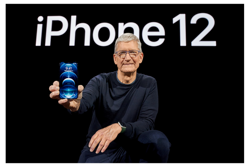 iPhone 12將於周五開賣，市場預期初期恐將缺貨，圖為蘋果於13日正式發布新款手機，蘋果執行長庫克展示的是iPhone 12 Pro。路透