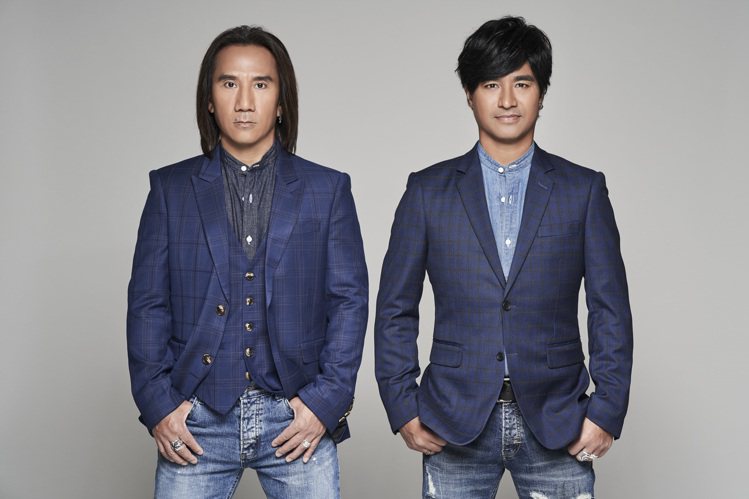 動力火車由尤秋興（右）與顏志琳兩位排灣族歌手組成，以高亢且具穿透力的歌聲著名。圖／華研提供