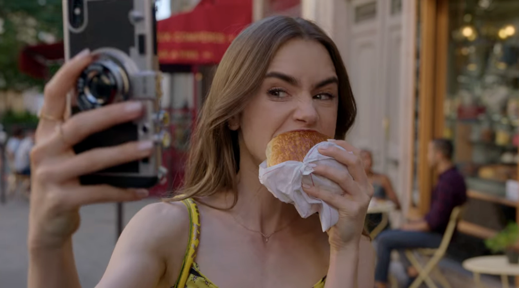 《艾蜜莉在巴黎》女主角即便被麵包店老闆連續指正唸法，當一口咬下金黃酥脆的國民麵包...