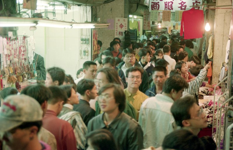 1992年10月19日台北市中華商場拆除前一夜，民眾把握最後機會參觀選購。圖／聯合報系資料照片