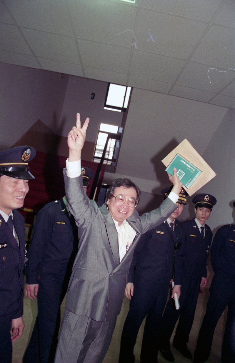 獨派團體的炸彈恐攻事件，以1976年10月，謝東閔擔任台灣省主席時，遭獨派人士以郵包炸彈攻擊較知名，圖為涉案出庭的台獨聯盟總本部主席張燦鍙。圖／聯合報系資料照片