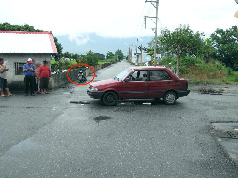 台東縣關山鎮德高里東庄的產業道路在2008年5月間，發生一起轎車與機車擦撞的交通事故，騎士傷重不治。圖／讀者提供