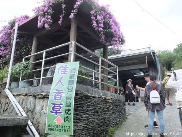 登上斜坡道會經過「神山佳人香草工坊」，是神山社區必吃好店之一，口碑良好。