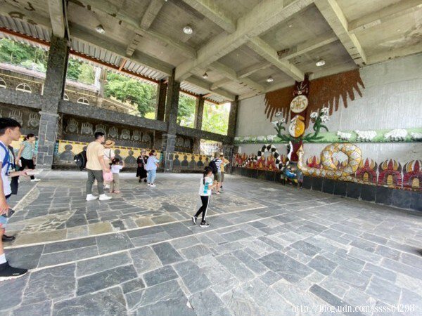 諾大寬敞的神山部落活動廣場上，隨處可見有關魯凱文化特色的展示藝術。