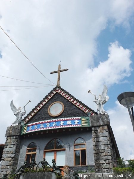 「霧臺基督長老教會」同時擁有全亞洲最高的檜木十字架，價值意義不凡。