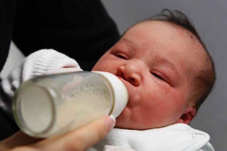 針對奶瓶的最新研究估計，全球嬰兒每天平均可能吃進160萬個塑膠微粒。路透