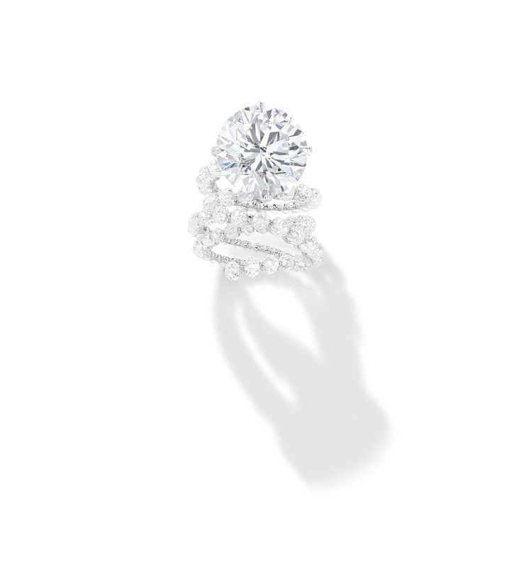 Feng J創作「鑽石之泉」戒指，鑲嵌22.08克拉D色圓形白鑽主鑽，估價1,150萬港元起。圖／富藝斯提供