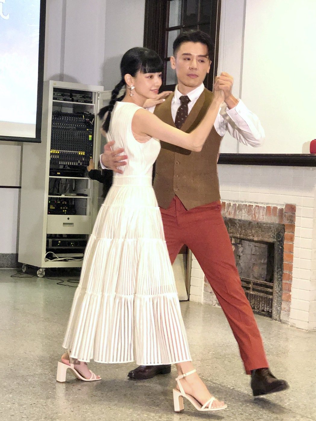 姚愛寗(左)、邱志宇(右)在首映記者會上重現「戀愛好好說」的探戈舞蹈。圖／海鵬提