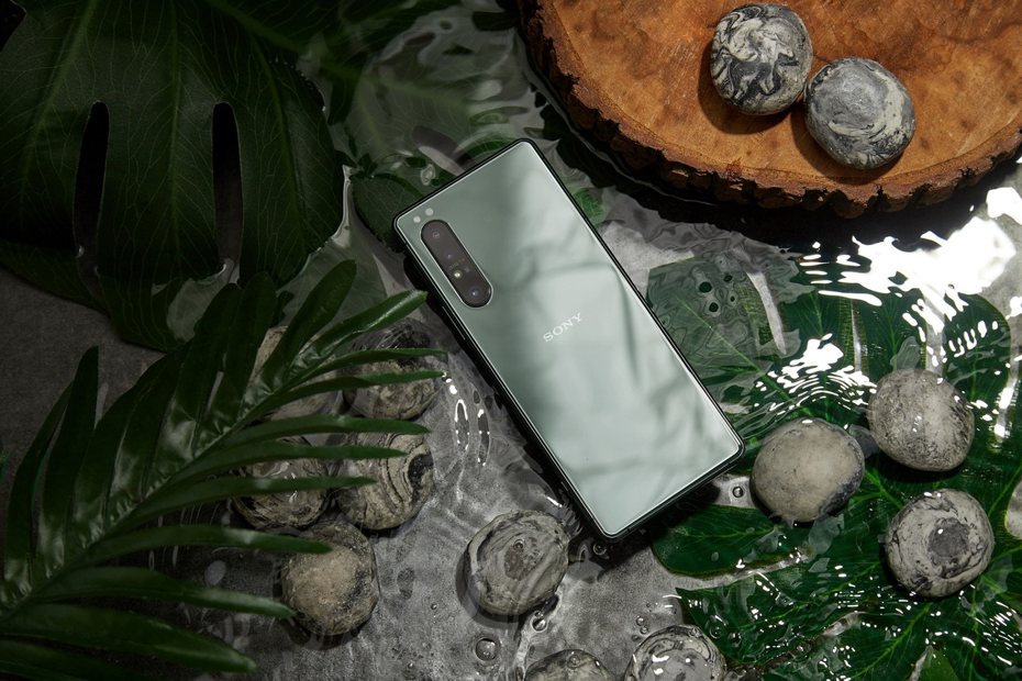Sony Xperia 1 II限量推出絕美新色「鏡湖綠」，記憶體規格提升至12GB RAM。圖／Sony Mobile提供