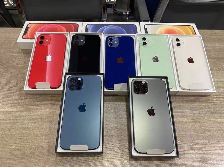 iPhone 12系列實機照，前排前iPhone 12 Pro太平洋藍與石墨色，...