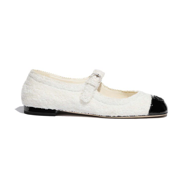 白色絨毛雙色瑪莉珍鞋，28,800元。圖／香奈兒提供