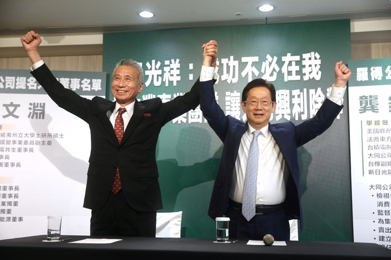 大同市場派代表王光祥（左）、大同新任董事長林文淵（右）。記者邱德祥／攝影