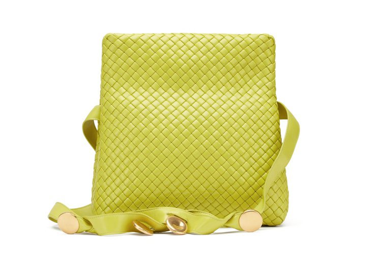 The Fold奇異綠金釦背帶方形編織小羊皮側背包，15萬9,300元。圖／BOTTEGA VENETA提供