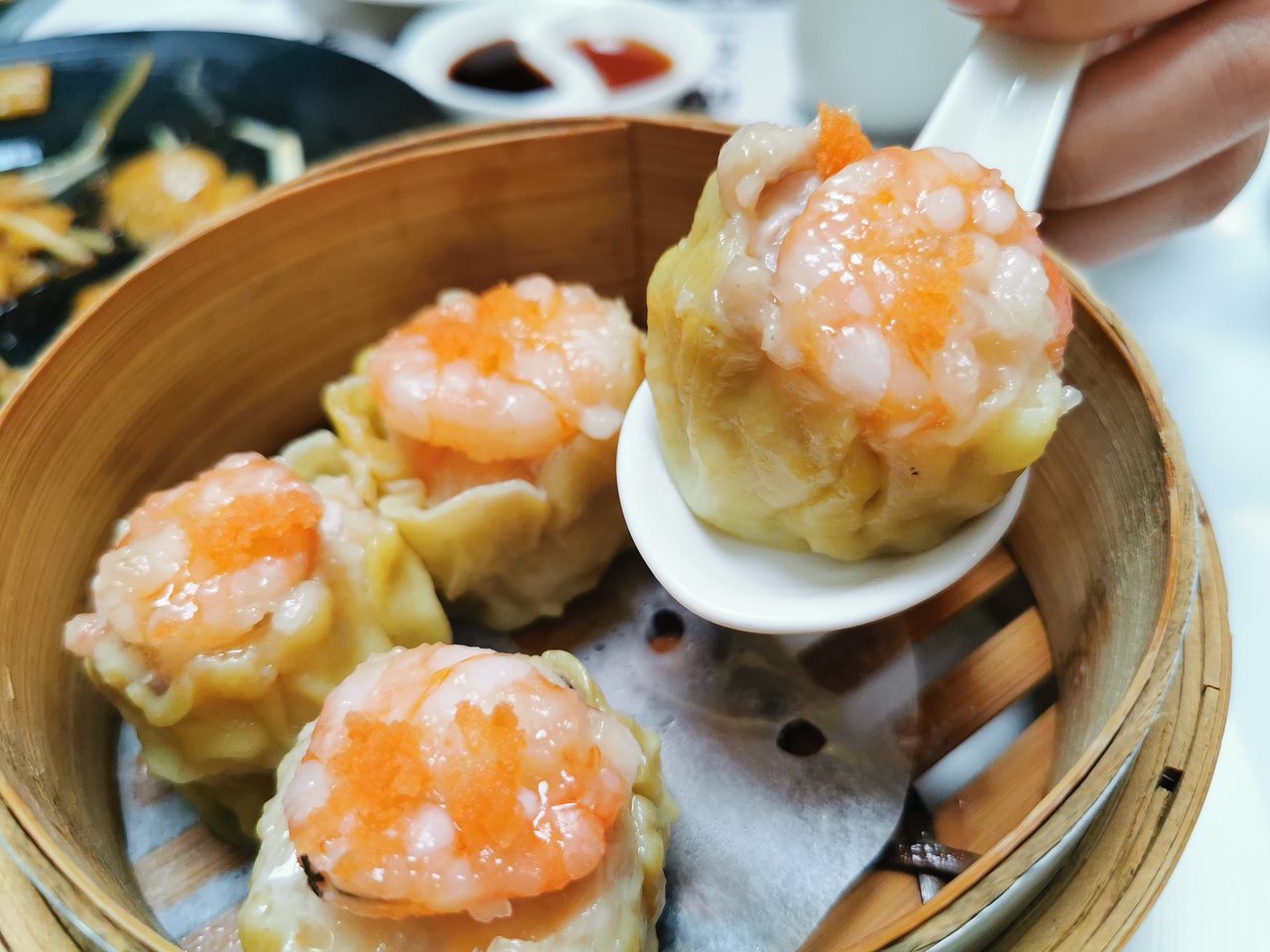 鮮蝦燒賣皇選用的蝦仁及內餡，就是台灣海鮮。 圖／卜敏正 攝影
