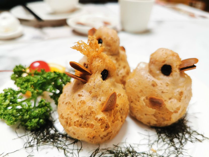 大甲芋頭酥醜小鴨讓饕客從上菜就充滿驚奇，享受視覺美感。 圖／卜敏正 攝影