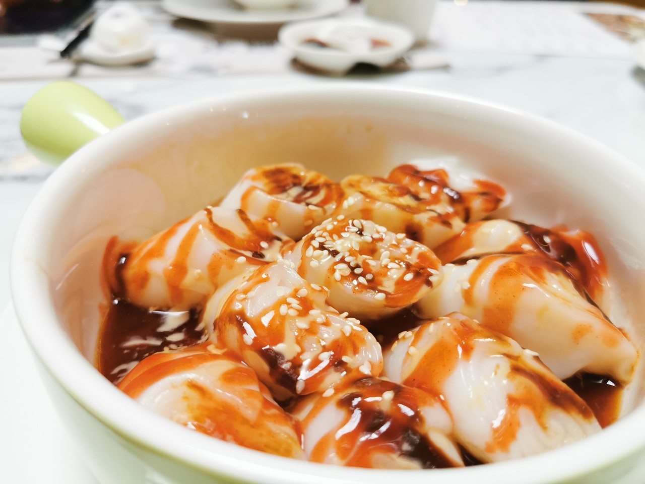 道地混醬腸粉是香港人常吃的飲茶點心，梁國權透過廚藝技巧保留原味，但口感更清爽、外...
