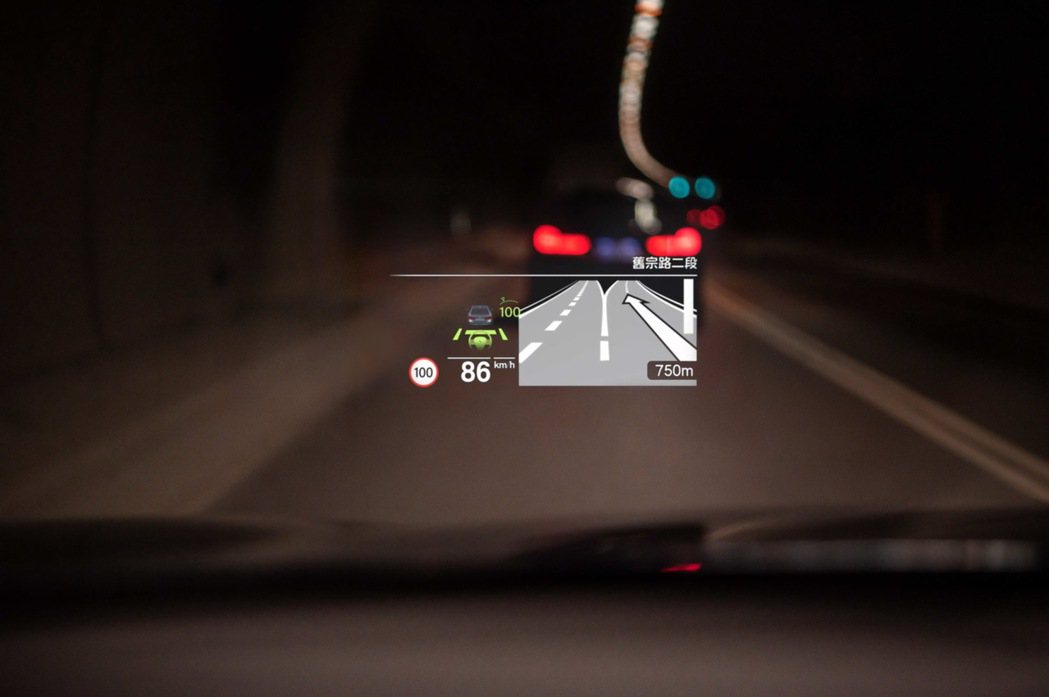 面積加大16%的HUD車況抬頭顯示器，能將車內導航與娛樂系統呈現於眼前，給予駕駛...