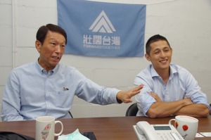 吳怡農（右）說，今年8月壯闊台灣舉辦國防營，邀李喜明講述從軍半生的心路歷程，學員都很感動。記者程嘉文／攝影