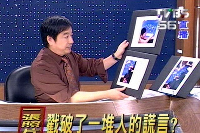 李濤在「2100全民開講」中公布2002年11月2日凌晨1時33分，陳哲男與陳敏賢在韓國賭場照片。圖／翻攝自TVBS