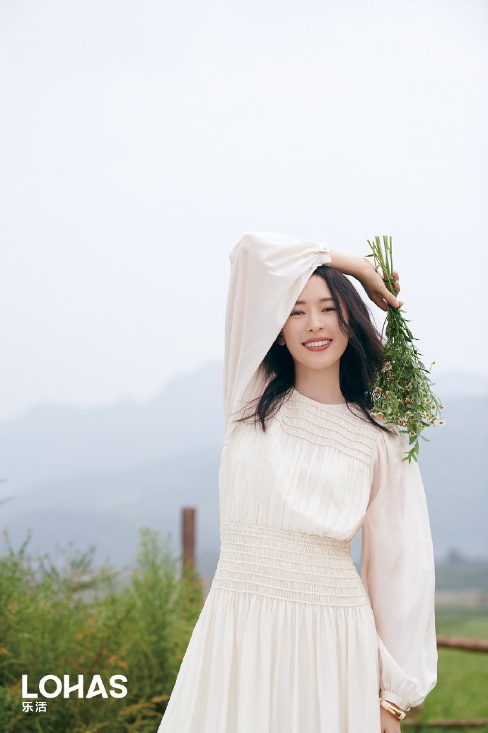 童瑶拍攝大陸版「LOHAS」雜誌身穿白色裙裝，展現原野仙子的清新。圖／取自微博