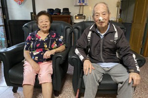 91歲林慶雨（右）被稱為「黑金剛爺爺」，與同在農試所工作的黃碧霞（左）結婚。記者魏莨伊／攝影