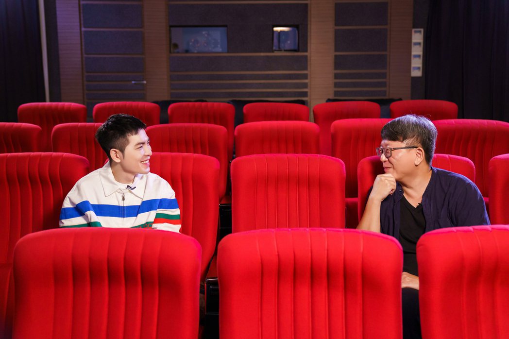 老蕭（左）多年前拍過一支公益短片是由楊導執導，因而有了合作的機會。圖／向上科技教...
