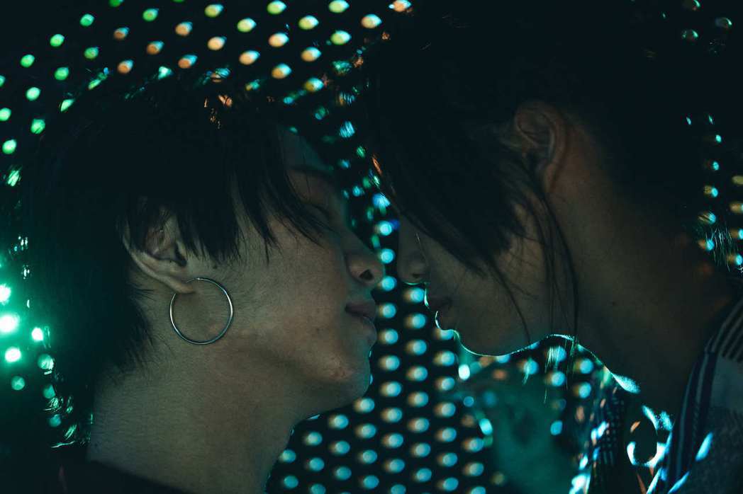 許含光（左）在新歌「安森Girl」MV，與女主角有不少親密互動。圖／好多音樂提供