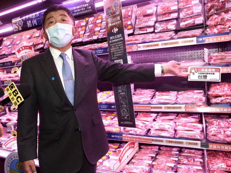 衞福部長陳時中昨天前往量販百貨視察「豬肉產地標示」狀況，了解商家在豬肉、包裝食品及散裝、加工食品標示的情形，是否有窒礙難行的地方。記者黃義書／攝影