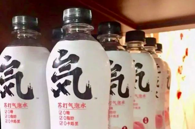 元氣森林的氣泡飲料包裝設計使用日本字，還特別標註日本國株式會社監製，遭大陸消費者痛批根本是「假日貨」。圖／取自新浪新聞網