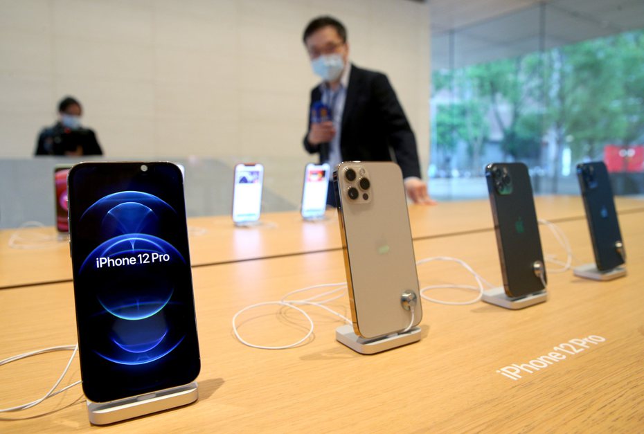 少數iPhone 12、12 Pro出現聽筒「沒有聲音」的問題，蘋果提供免費維修將於今（2024）年4月到期。聯合報社記者余承翰／攝影